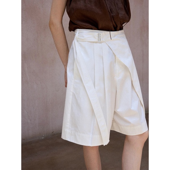 Trendy tailored five-pocket Bermuda length with a relaxed straight. - Picture 5 of 5